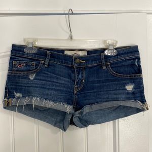 Hollister low rise y2& dark wash denim shorts size 7 (28w)